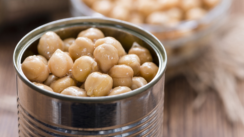 Chickpeas in can without label