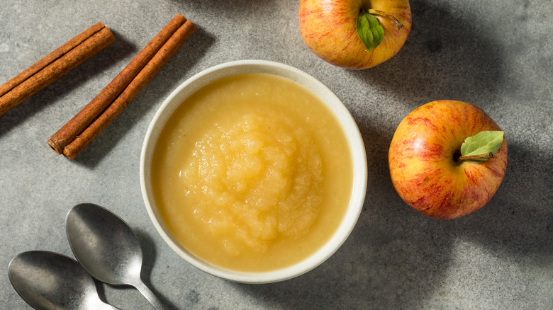 bowl of applesauce