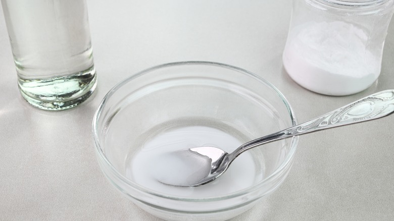 vinegar and baking soda in cup