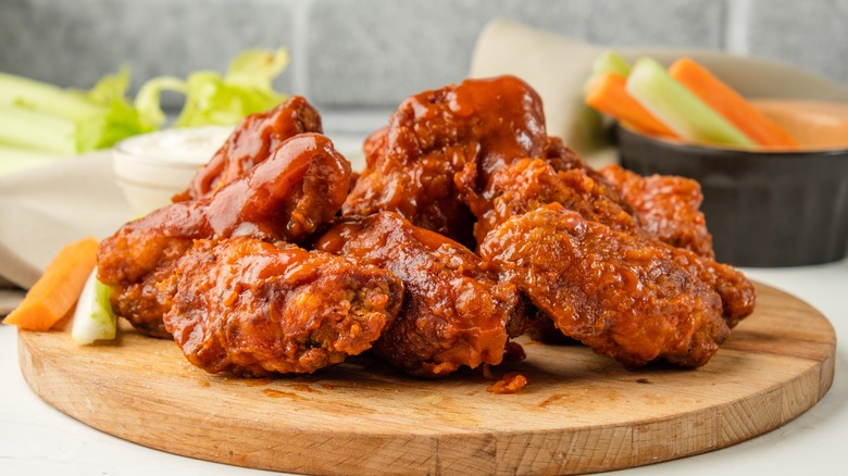 Buffalo chicken wings with dip and sides