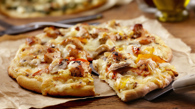 flatbread pizza topped with chicken and peppers