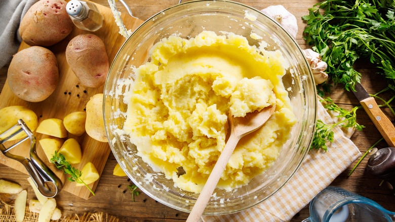 Mashed potatoes in a bowl.