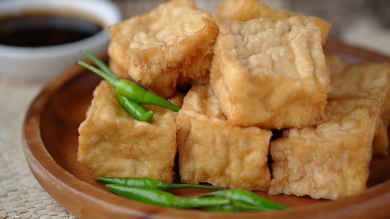 Fried tofu on wooden plate