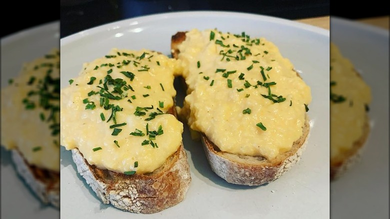 Creamy scrambled eggs Gordon Ramsay-style