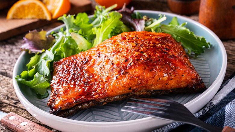 Seasoned salmon with greens