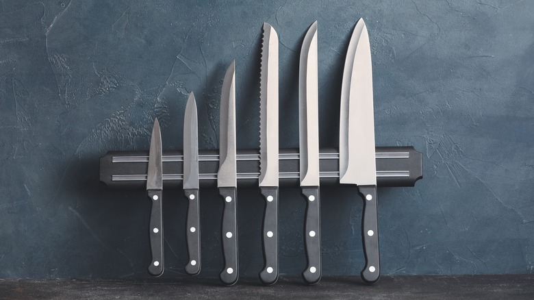 Knives on a magnetic strip