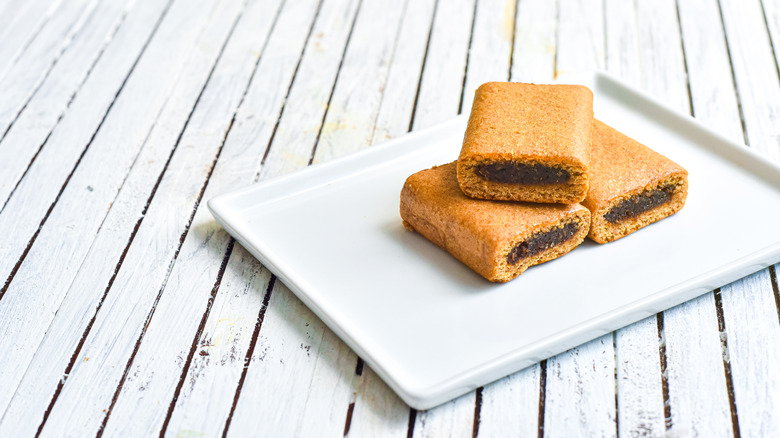 stacked Fig Newtons on cutting board