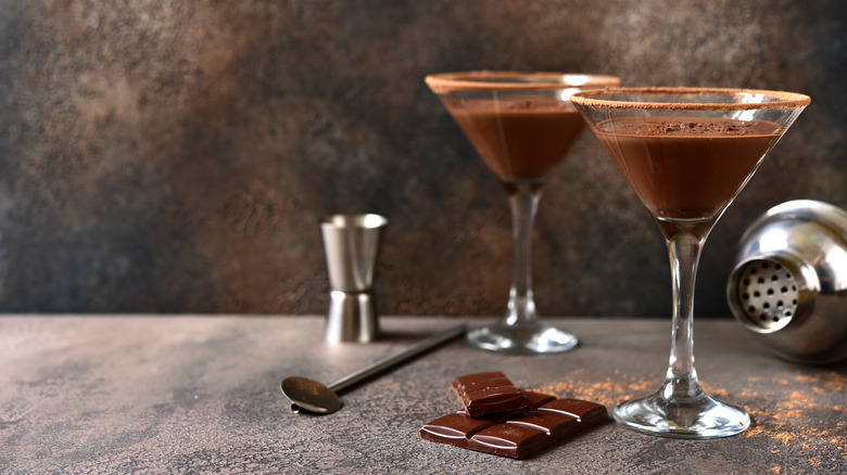 Glasses of chocolate martinis next to chocolate pieces