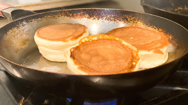 Cooking souffle pancakes