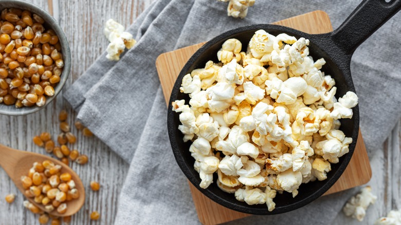 Popped popcorn with kernels