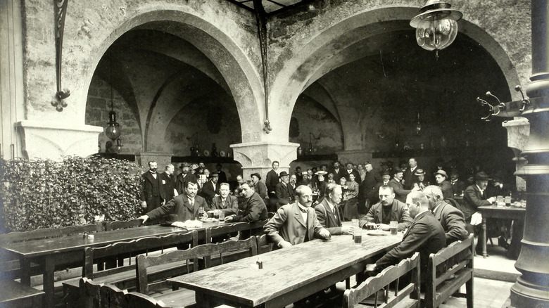 Diners at St. Peter's circa 1900