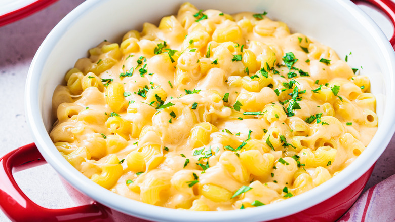 Mac and cheese with herbs sprinkled on top