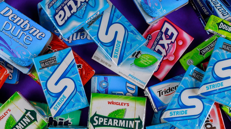 Stride gum with other scattered gum packets.