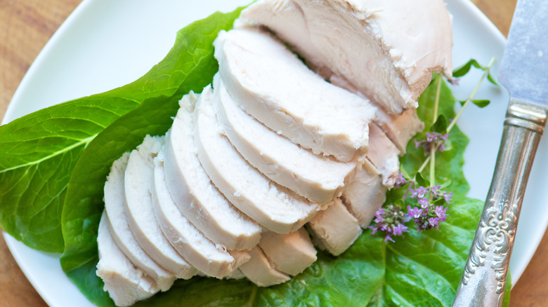 Poached sliced chicken served on leaves