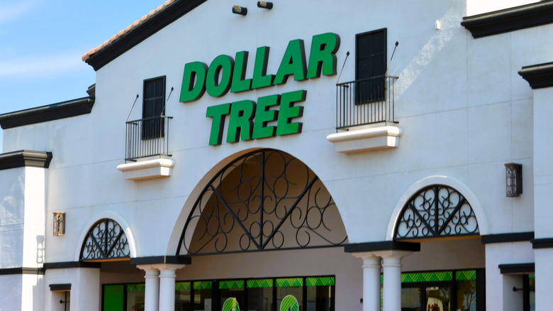 Exterior of a large Dollar Tree in Arizona