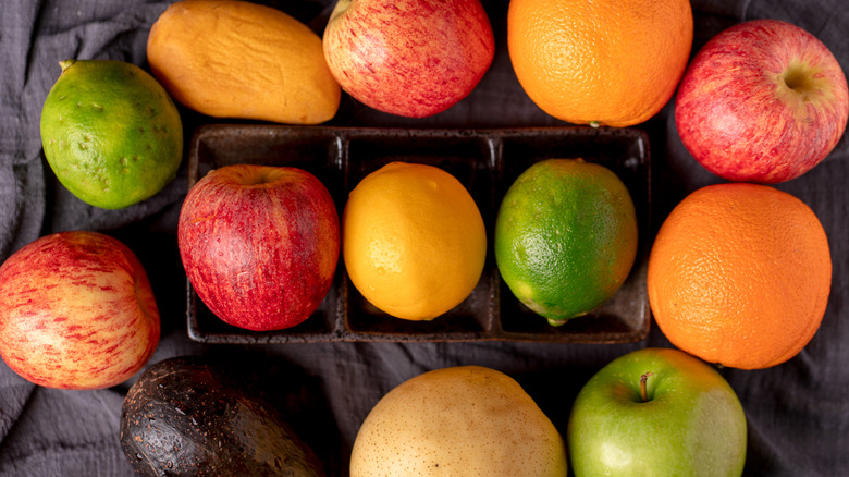 Top-down view of thirteen round fruits.