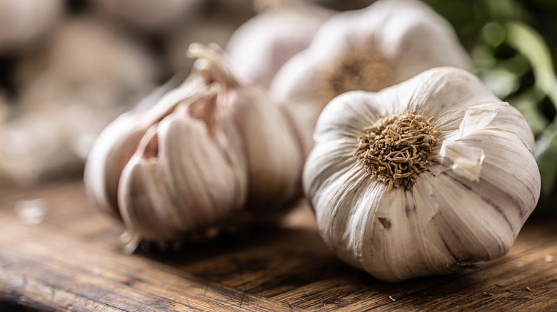 Garlic unpeeled on a wooden table.