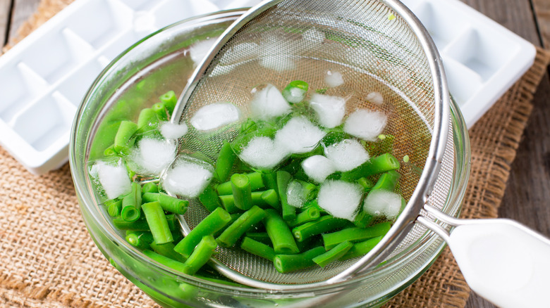 green beans in ice bath