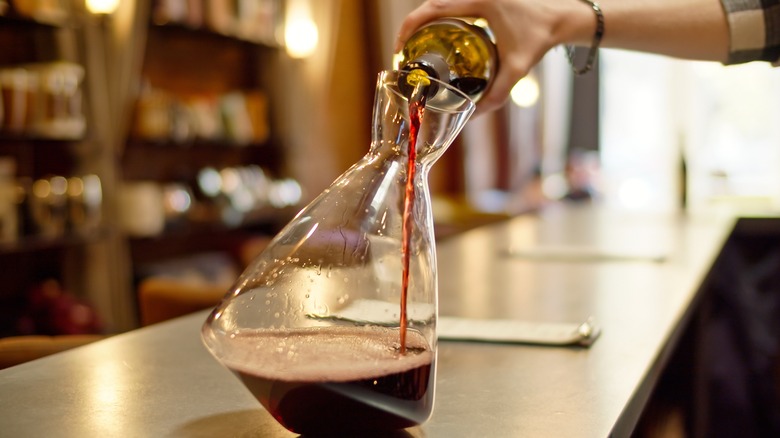 Decanting red wine