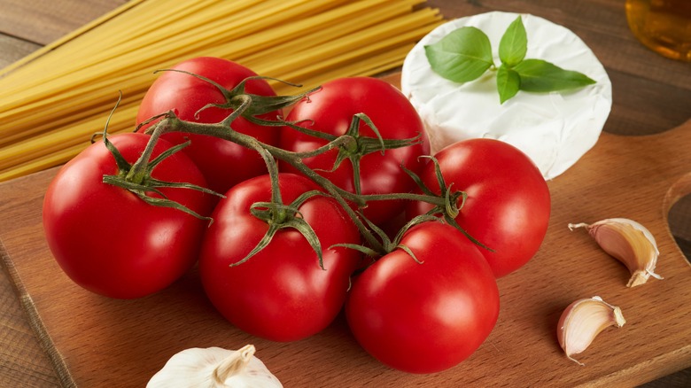 ingredients for brie and tomato pasta